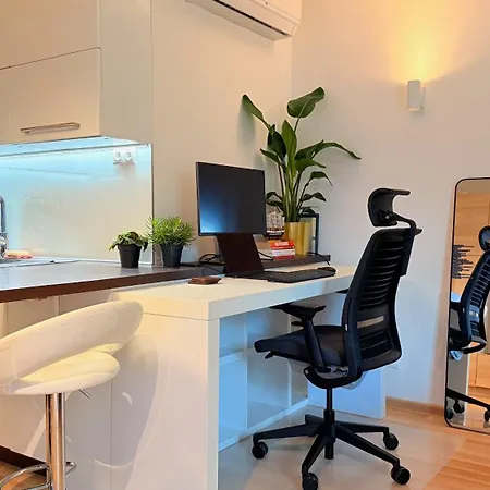 Quiet, Cozy And Sunny In The Absolute Center *