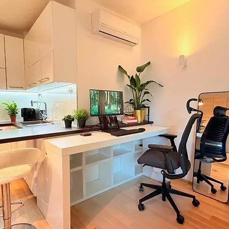 Quiet, Cozy And Sunny In The Absolute Center Apartment *