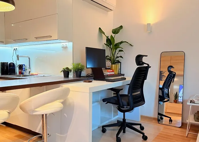 Quiet, Cozy And Sunny In The Absolute Center *