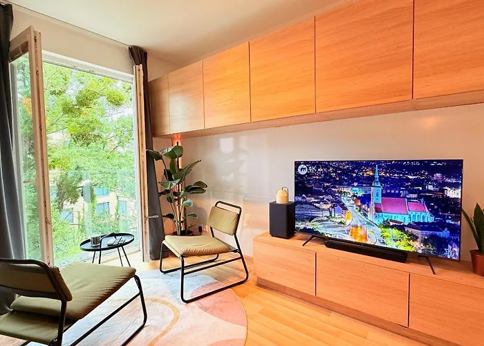 Quiet, Cozy And Sunny In The Absolute Center